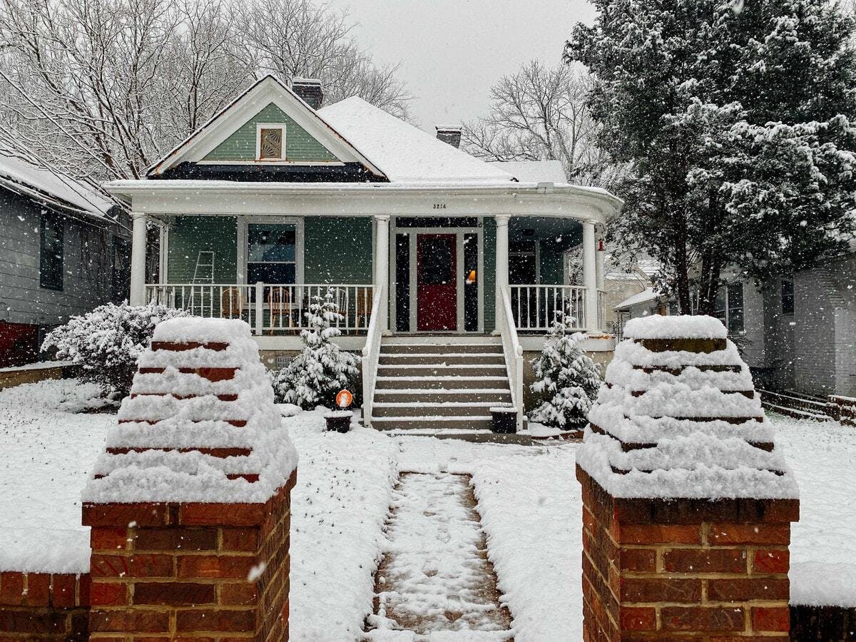 The Pros and Cons of Buying or Selling a House in Winter