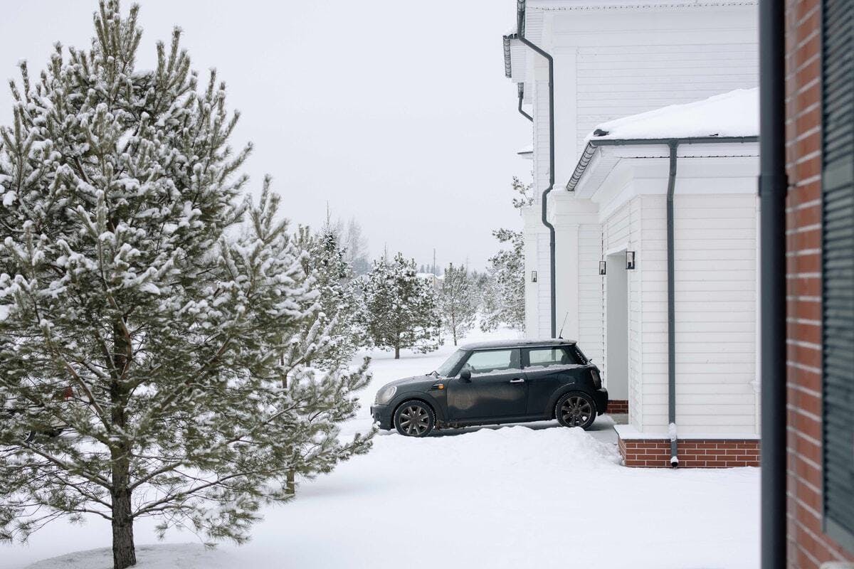Should You Warm Up in Your Car During a Winter Power Outage?